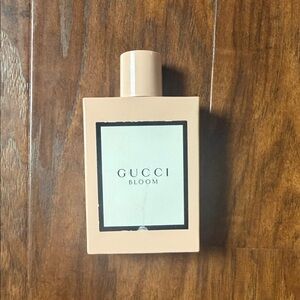 GUCCI BLOOM 3.3oz women’s perfume! Smells floral w/ notes of jasmine & tuberose